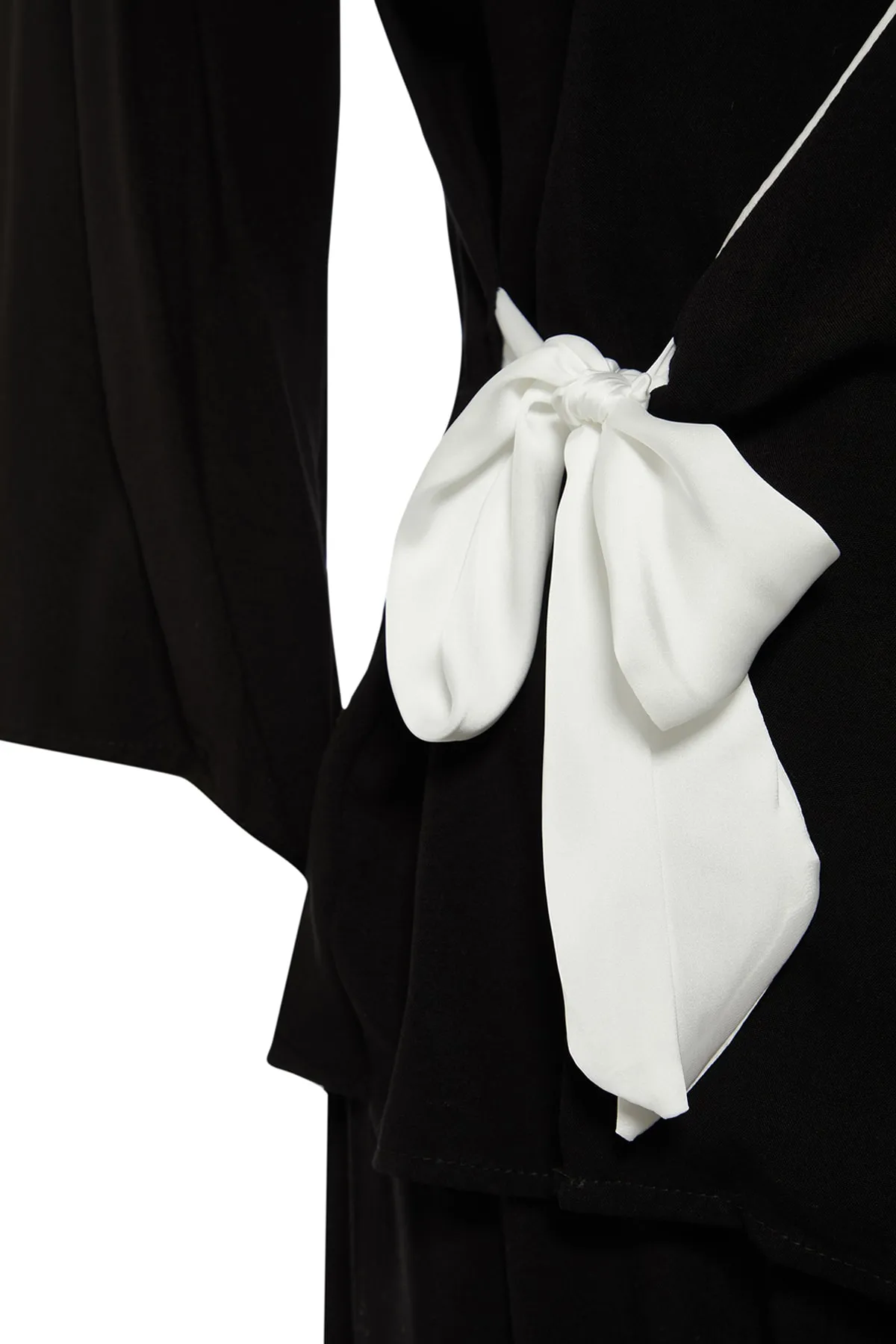 Trendyol Curve  Schwarzes, zweireihiges, gewebtes Pyjama-Set zum Binden mit Kragen TBBAW23AI00032