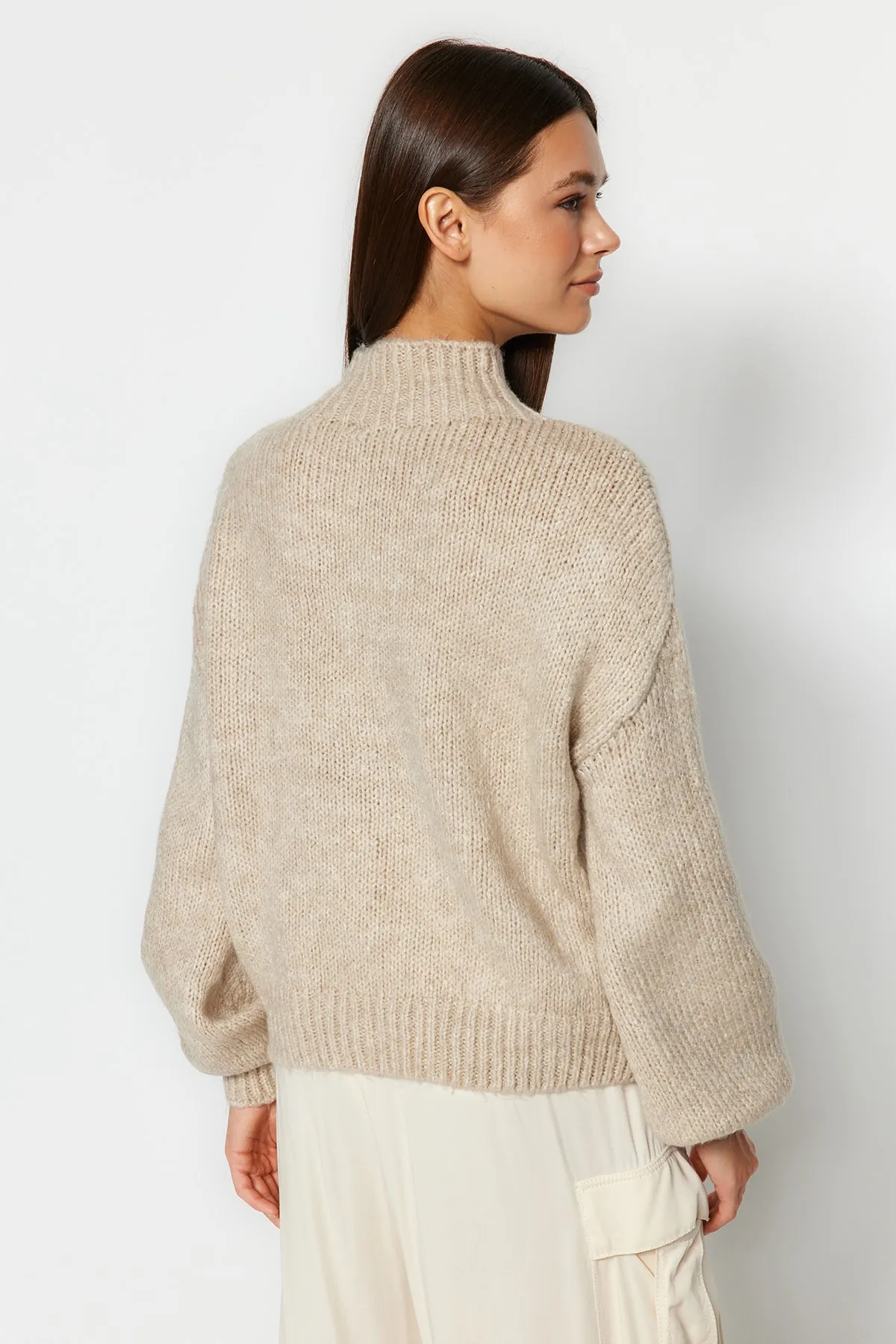 Trendyol Collection  Steinweicher, strukturierter, dicker Strickpullover mit Rundhalsausschnitt TWOAW24KZ00290