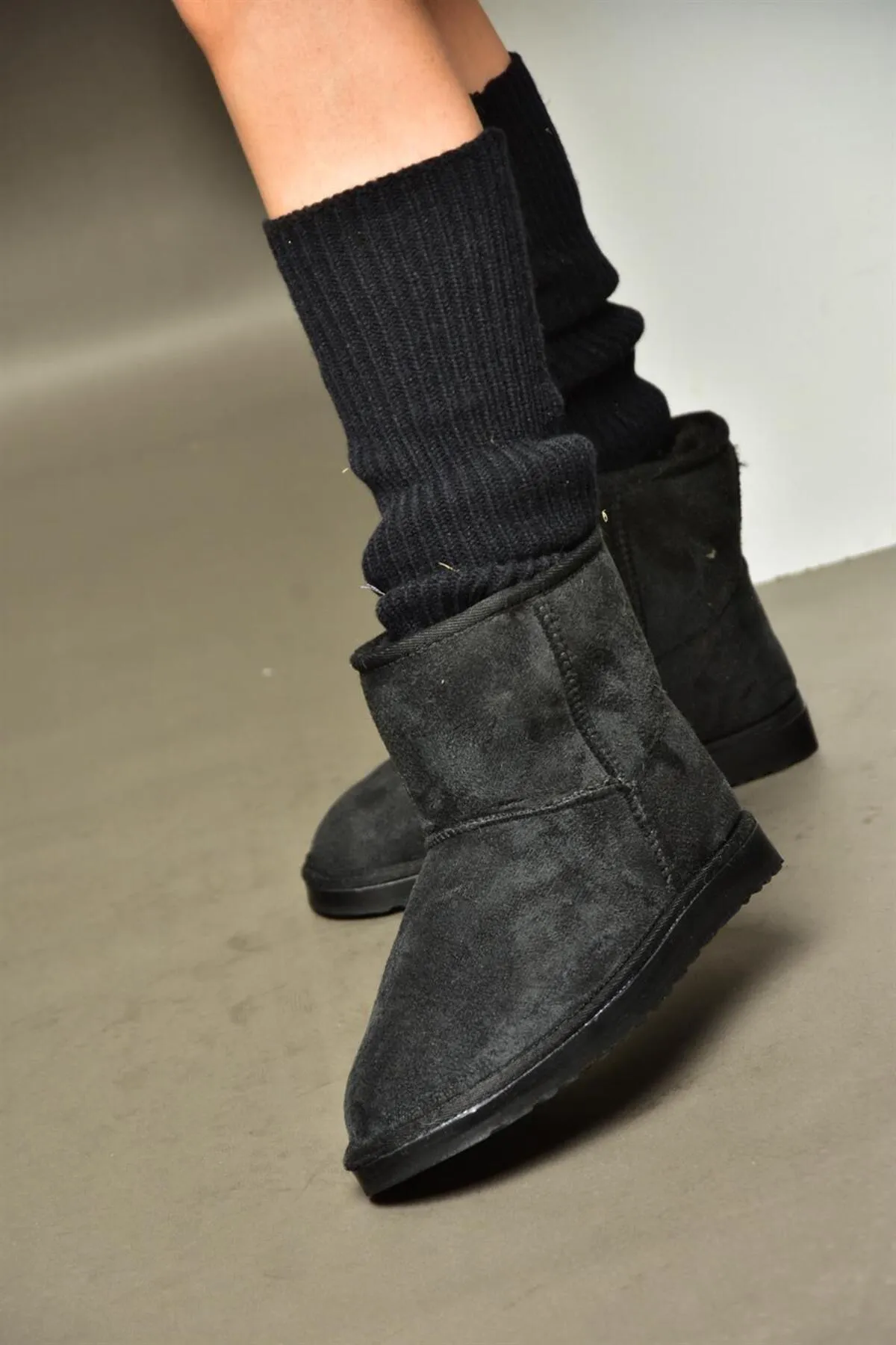 Fox Shoes  R612026502 Schwarze Wildlederstiefel für Damen mit Federn innen
