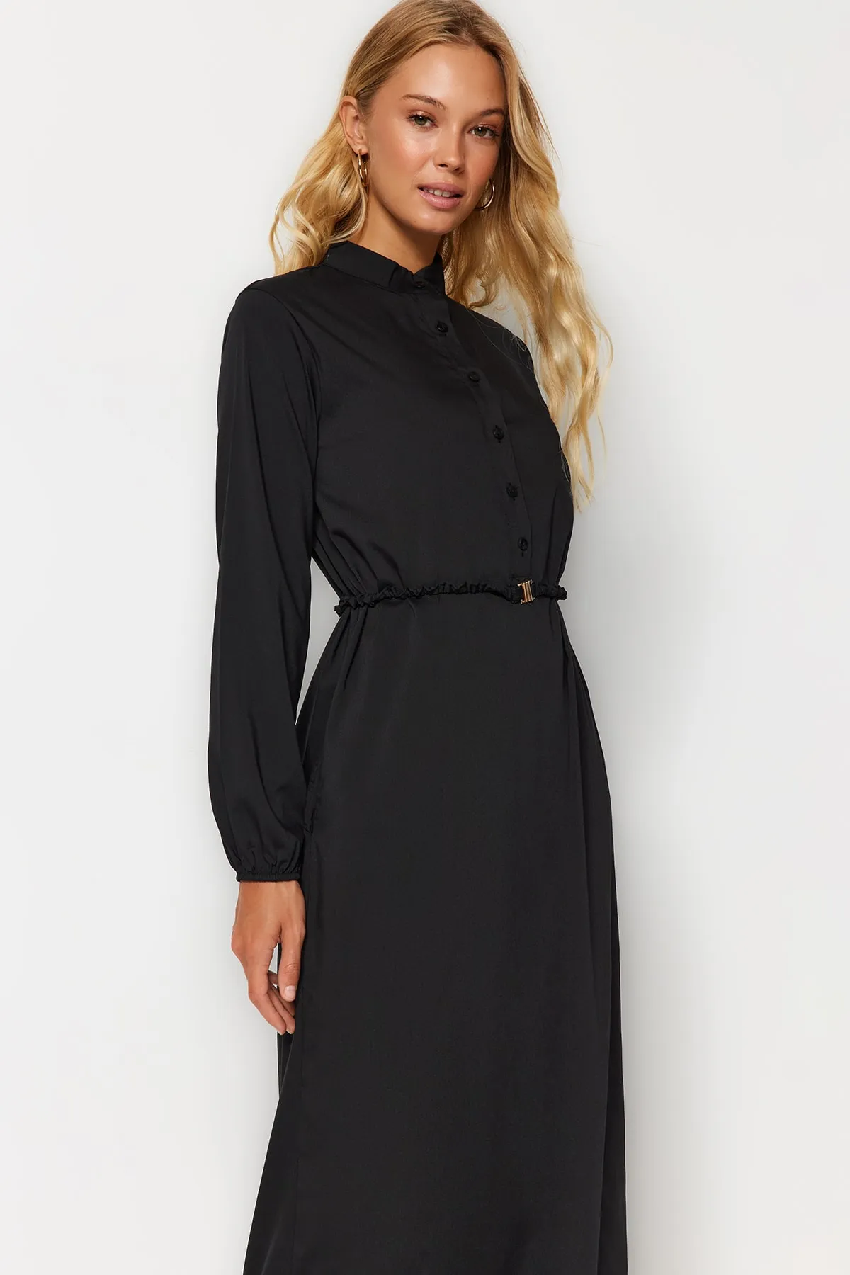 Trendyol Modest  Schwarzes, gewebtes Kleid mit halber Knopfleiste und hohem Kragen und Gürtel TCTAW24EB00091