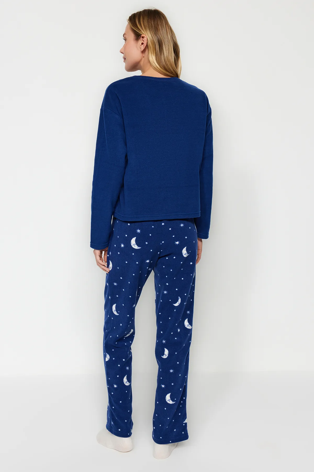 Trendyol Collection  Marineblaues Pyjama-Set aus Fleece mit T-Shirt und Hose und Galaxie-Muster THMAW24PT00027