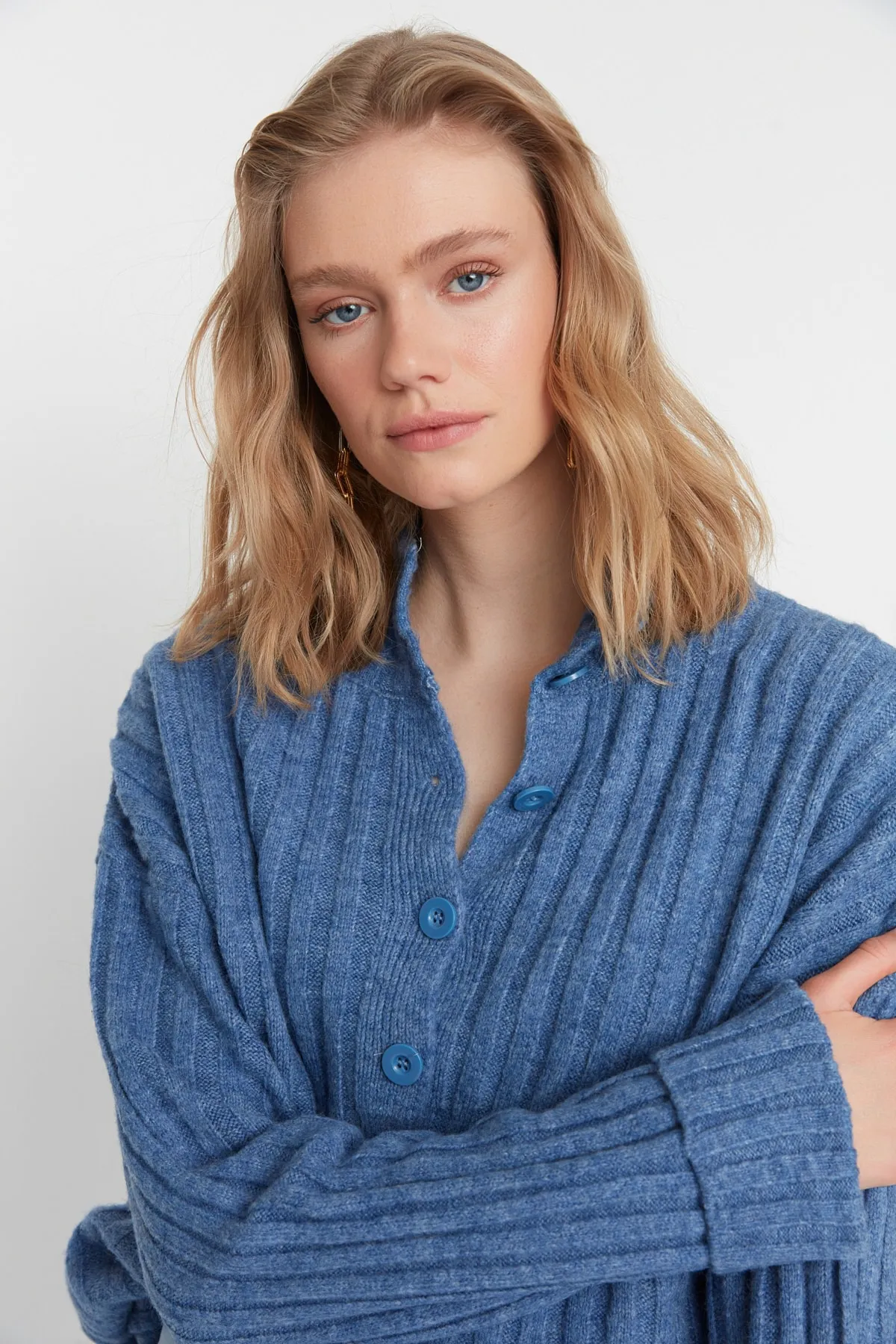 Trendyol Collection  Blauer, weich strukturierter Strickpullover mit Stehkragen und weiter Passform TWOAW21KZ0783