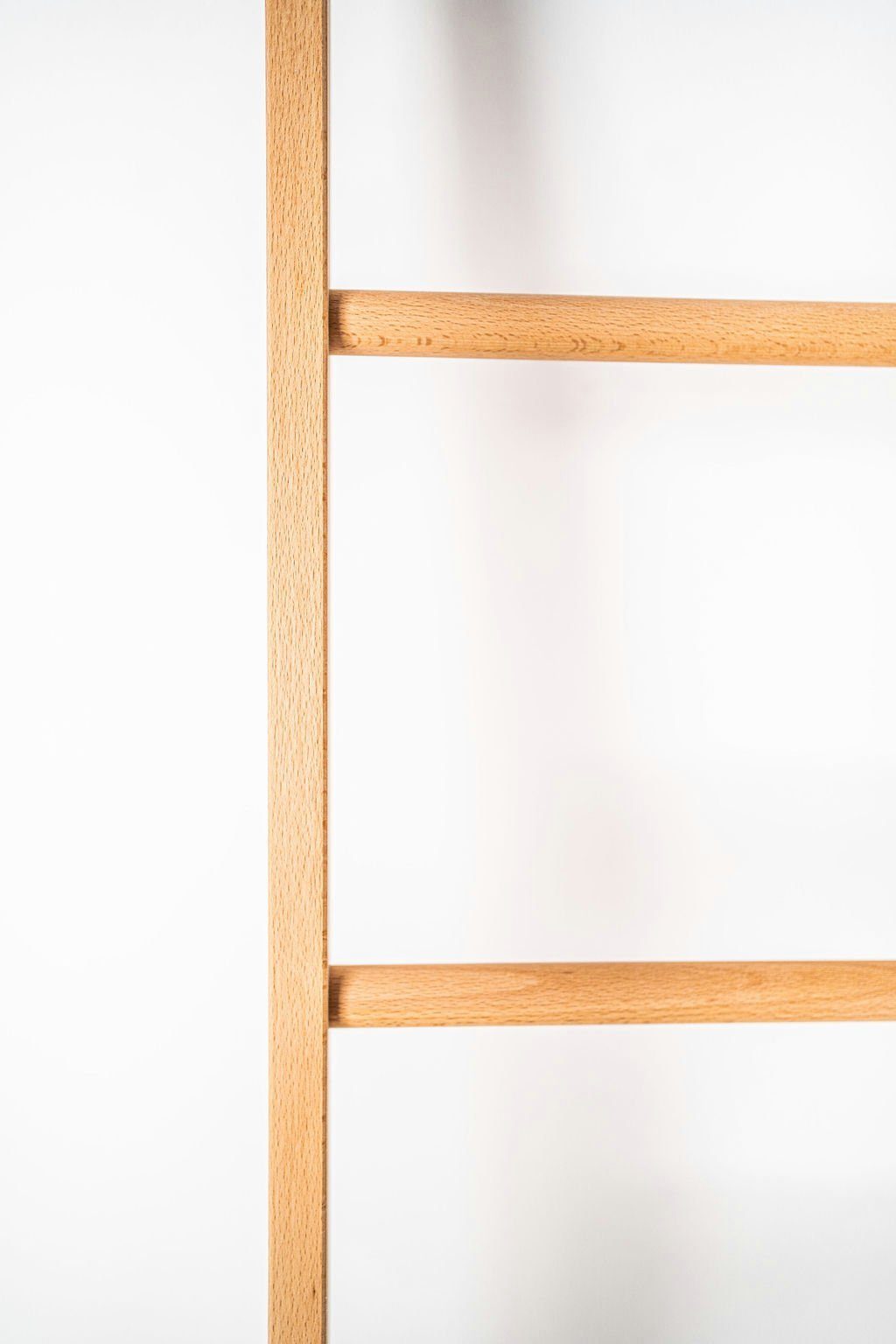 kleiderleiter.de Leiterregal Kleiderleiter extra lang 212x46,5x5,5 cm Stummer Diener, Handtuchleiter, Dekoleiter ideal für hohe Räume, Massivholzleiter mit 8 Sprossen in den Holzarten Eiche, Buche, Nussbaum oder Zirbe erhältlich