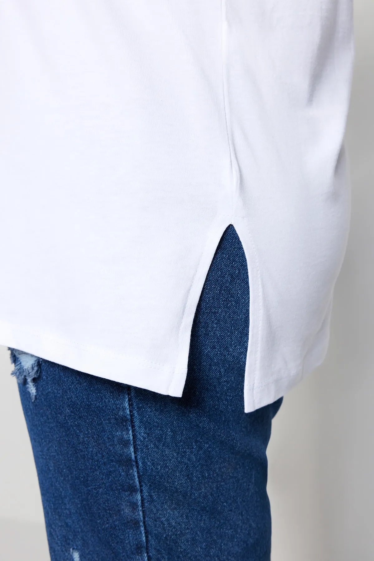 Trendyol Curve  Weißes Boyfriend-Strick-T-Shirt mit V-Ausschnitt und Schlitz TBBSS22BF0036