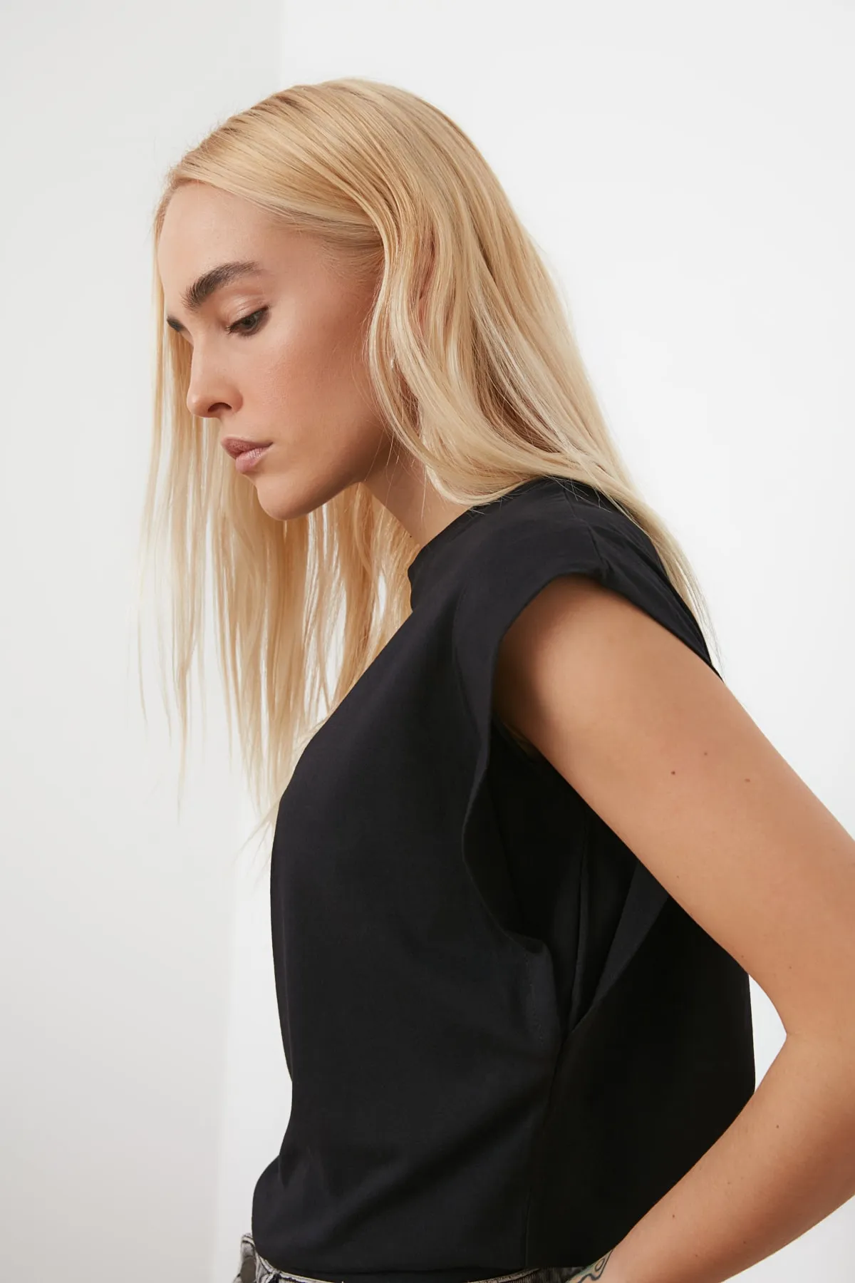 Trendyol Collection  Schwarzes Basic-Strick-T-Shirt mit Rundhalsausschnitt aus 100 % Baumwollwatte TWOSS20TS0021