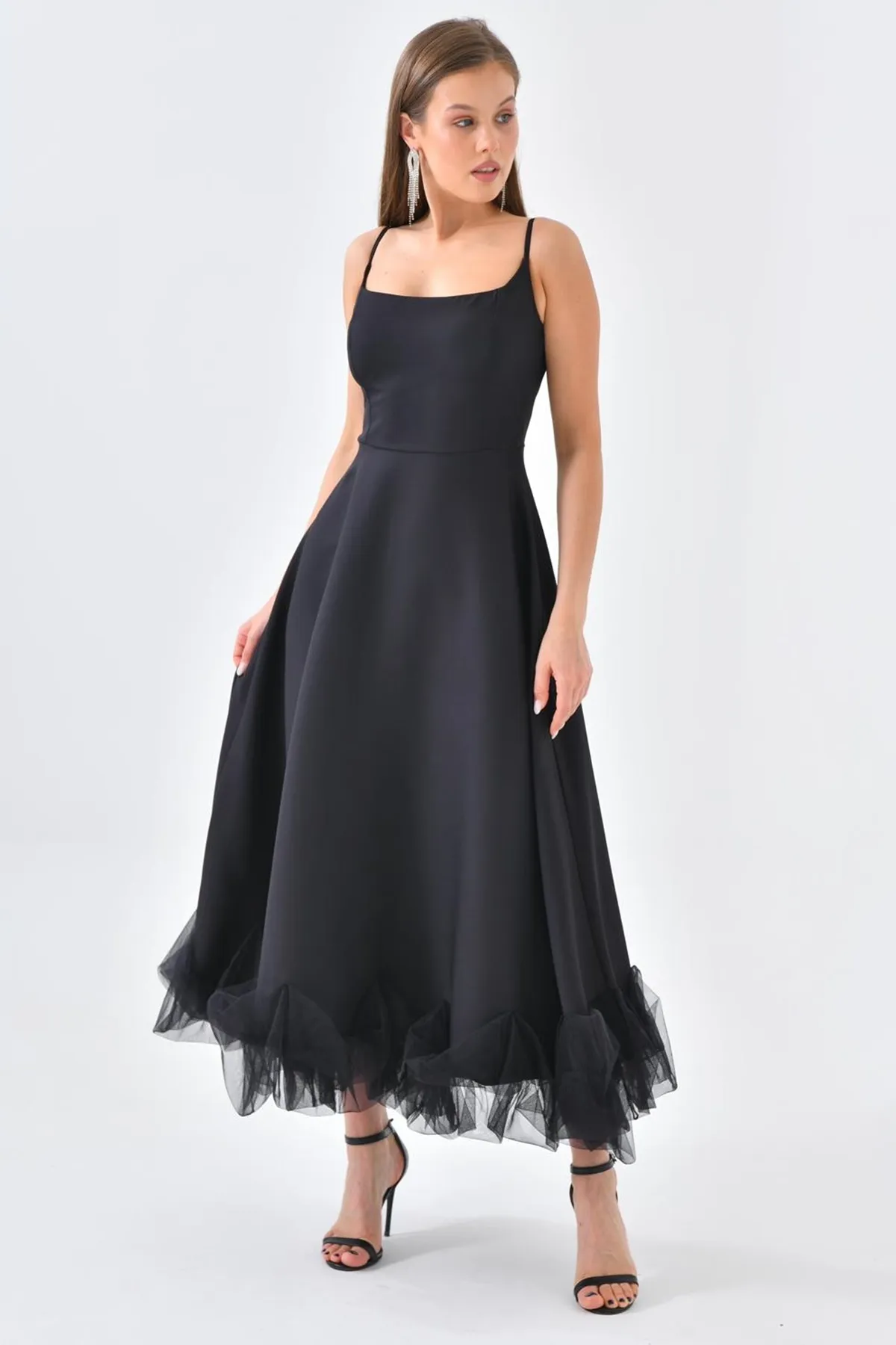 lovebox  Schwarzes Abendkleid in Midilänge mit schmalen Trägern, ausgestelltem Rock aus Baumwollatlasgewebe und Tülldetail 9326
