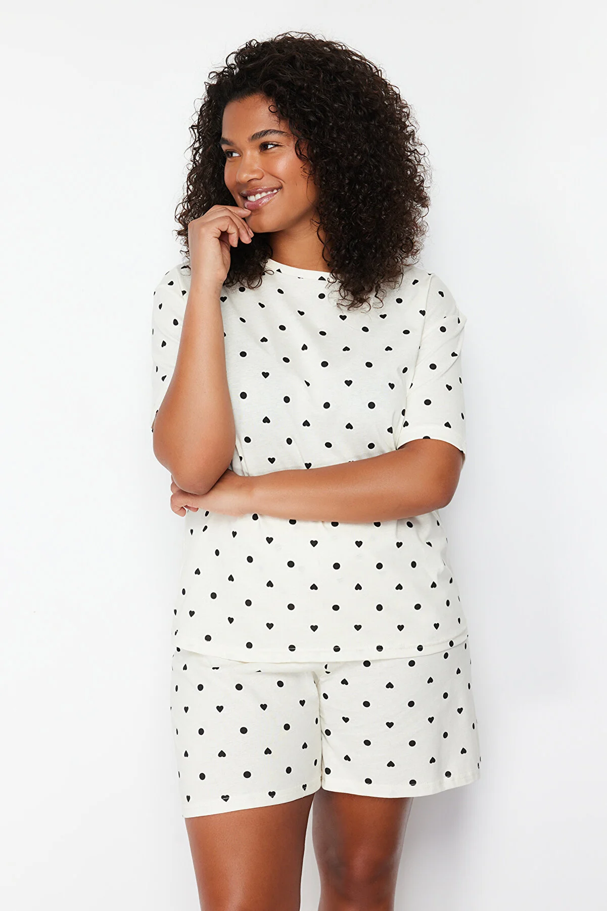 Trendyol Curve  Weißes Pyjama-Set aus Strick mit Herzmuster TBBSS24AI00025