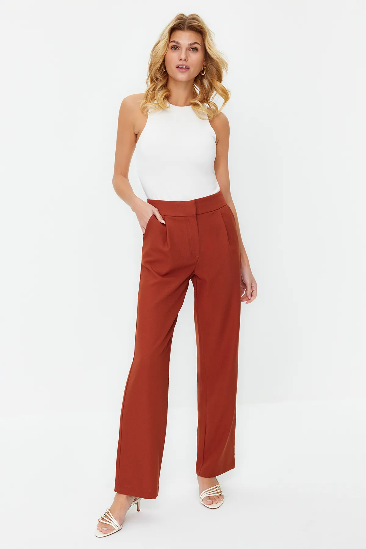 Trendyol Collection  Dunkelbraune gerade/gerade geschnittene plissierte Webhose TWOSS19WX0017