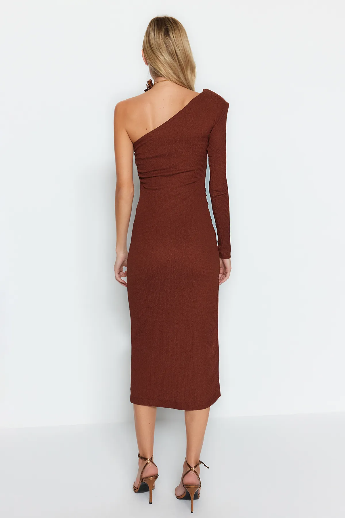 Trendyol Collection  Braunes, tailliertes, gestricktes, elegantes Abendkleid TPRAW24EL00106