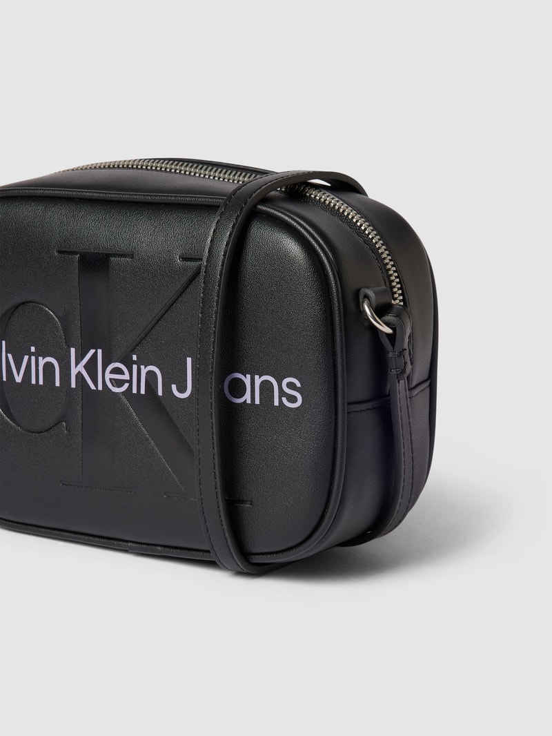 Camera Bag mit Label-Details in schwarz