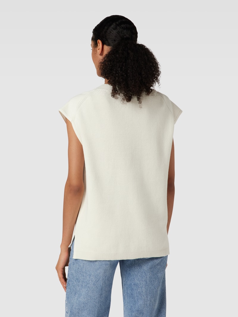 Strickpullover mit V-Ausschnitt in offwhite