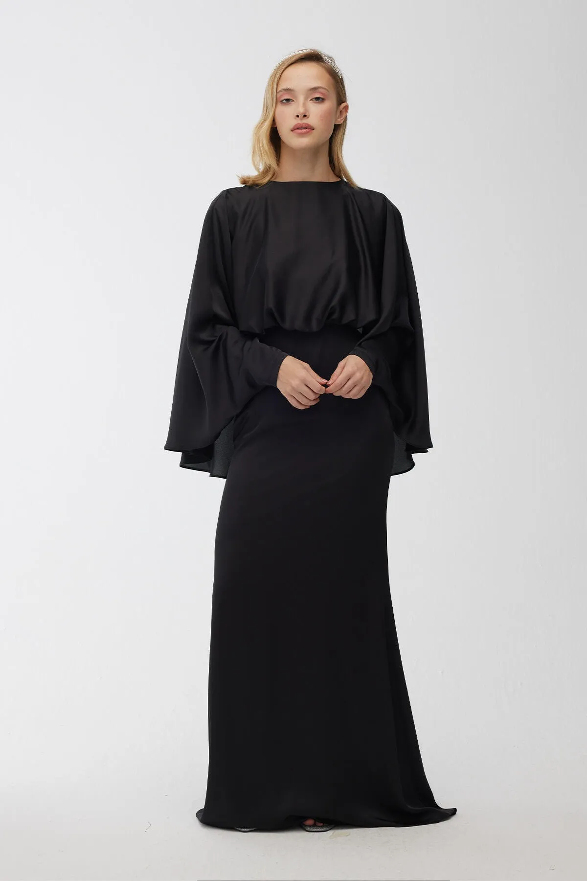 Manuka  Cape-Abendkleid aus Seidensatin in Schwarz