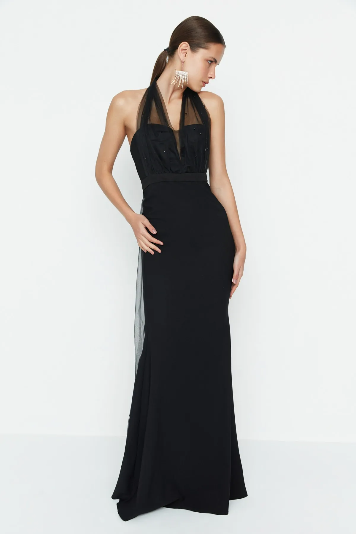 Trendyol Collection  Schwarzes, figurbetontes, gefüttertes, langes Abendkleid mit gewebten Accessoires TPRSS20AE0086