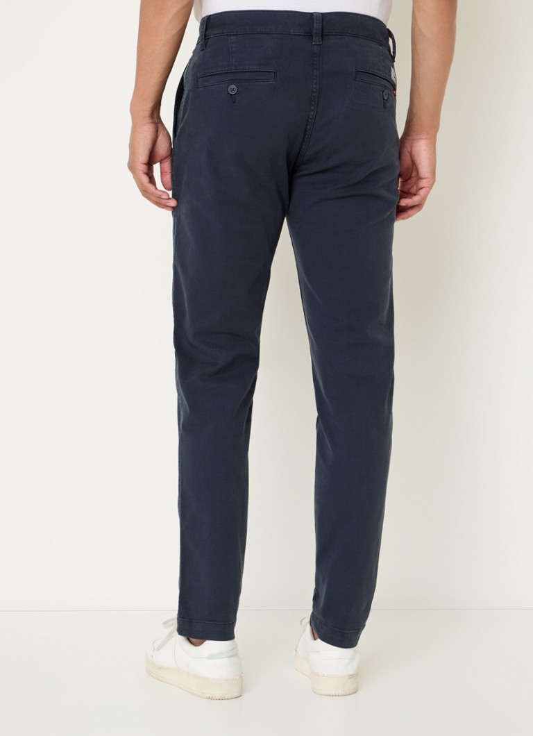 Pantaloni chino Levi's XX cu croială conică pe picioare și buzunare cusute.