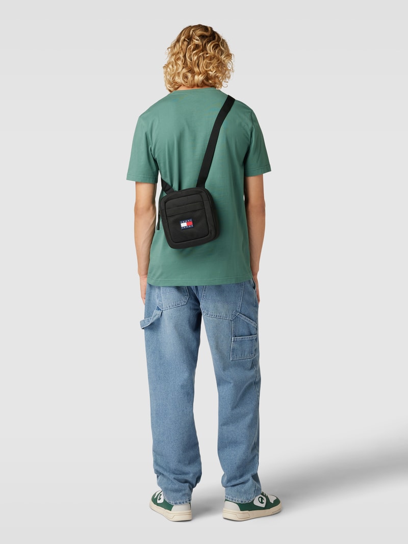 Umhängetasche mit Label-Patch in schwarz