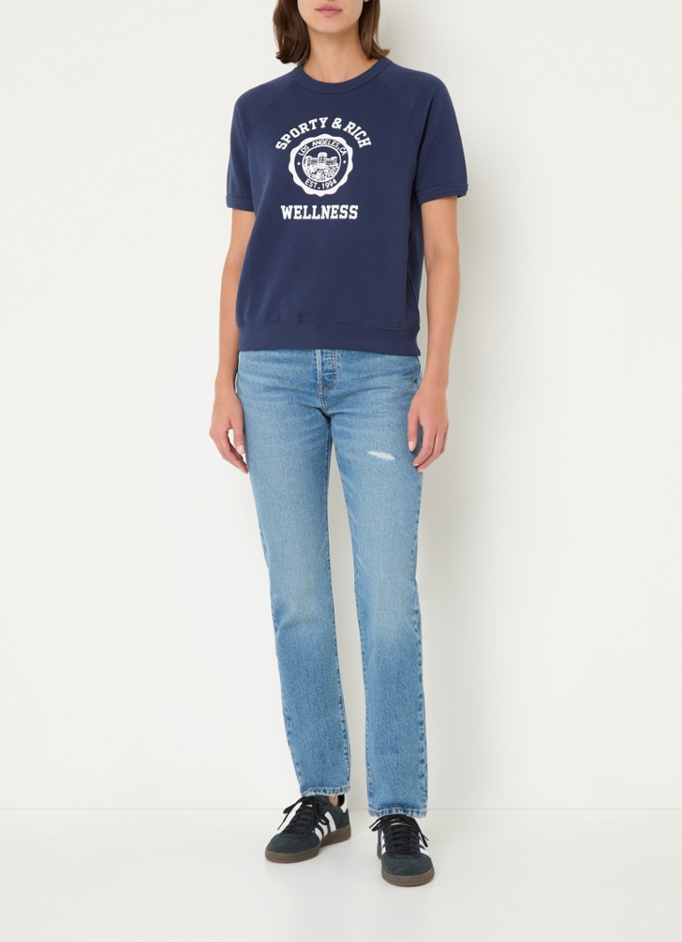Un tricou sport și bogat, confecționat din material tricotat fin, cu logo imprimat.