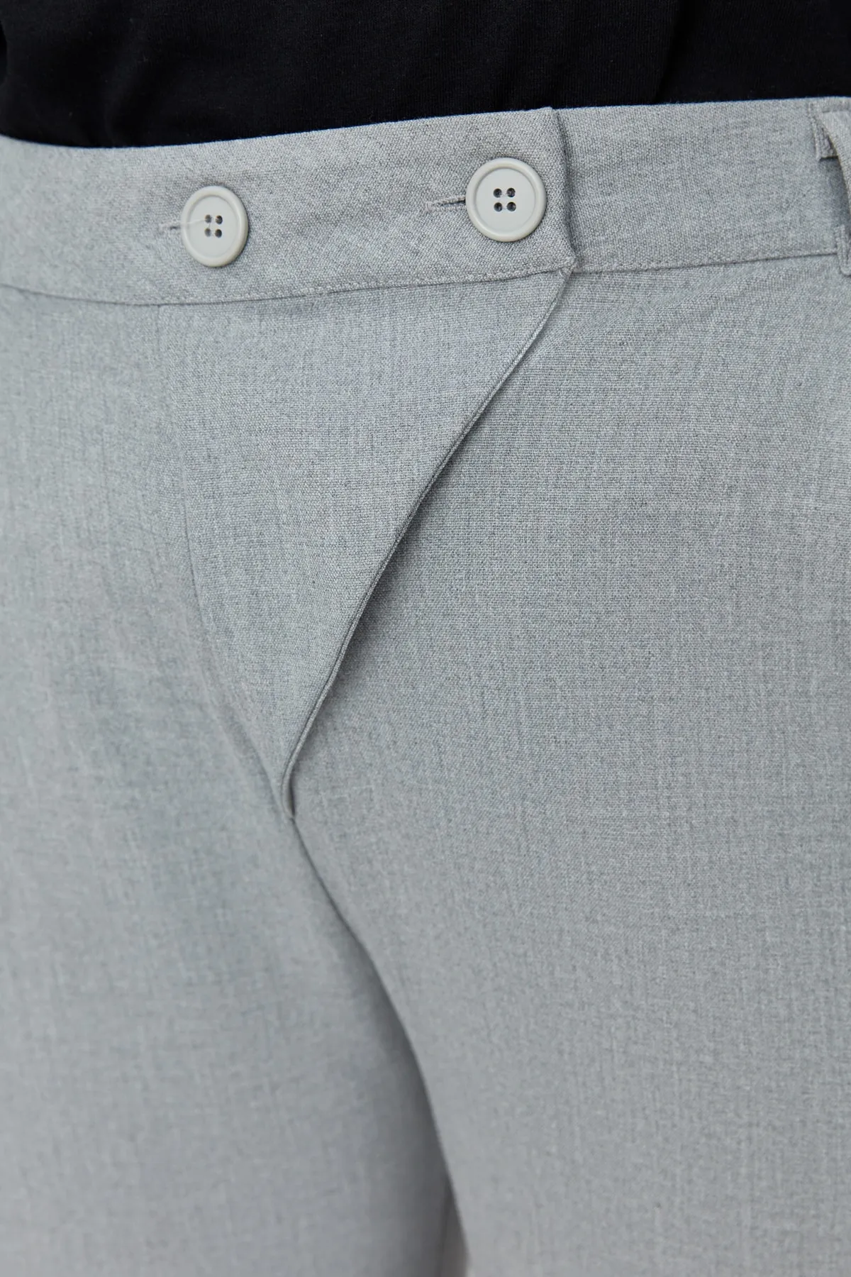 Trendyol Curve  Graue asymmetrische Hose aus gemustertem Webstoff mit zwei Knöpfen TBBAW23AR00038