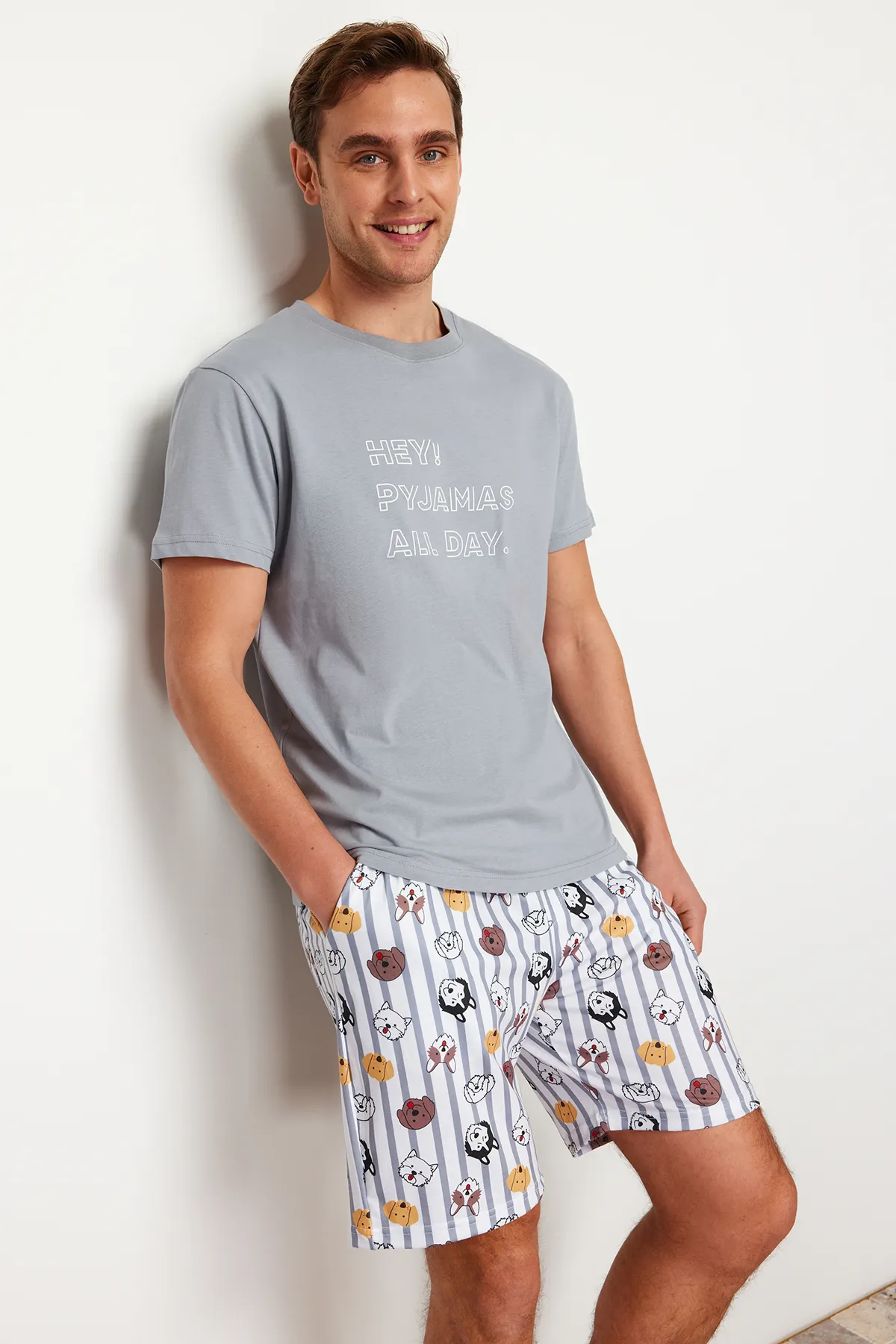 Trendyol Collection  Graues, normal geschnittenes, bedrucktes Pyjama-Set mit Shorts und Shorts TMNSS23PT00000