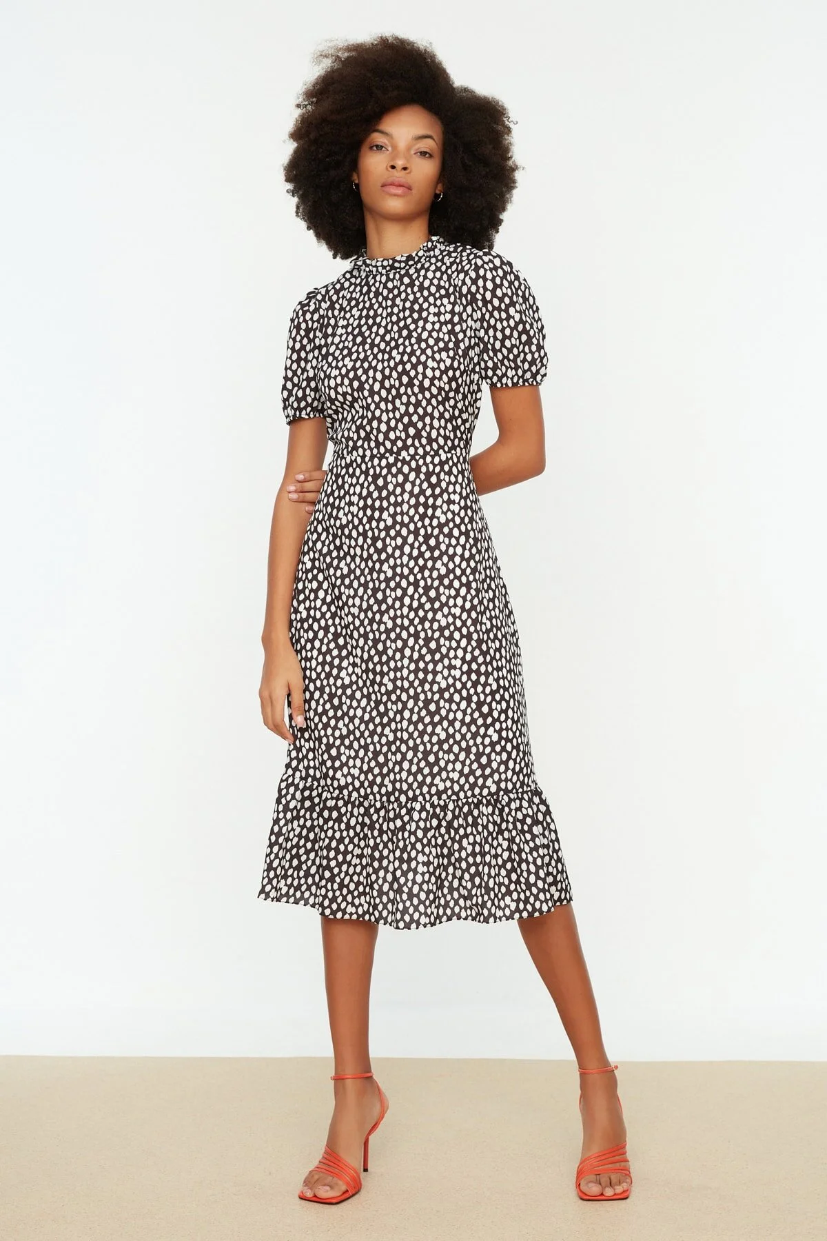 Trendyol Collection  Schwarzes A-Linien-Midikleid mit Blumenmuster TWOSS20EL0894