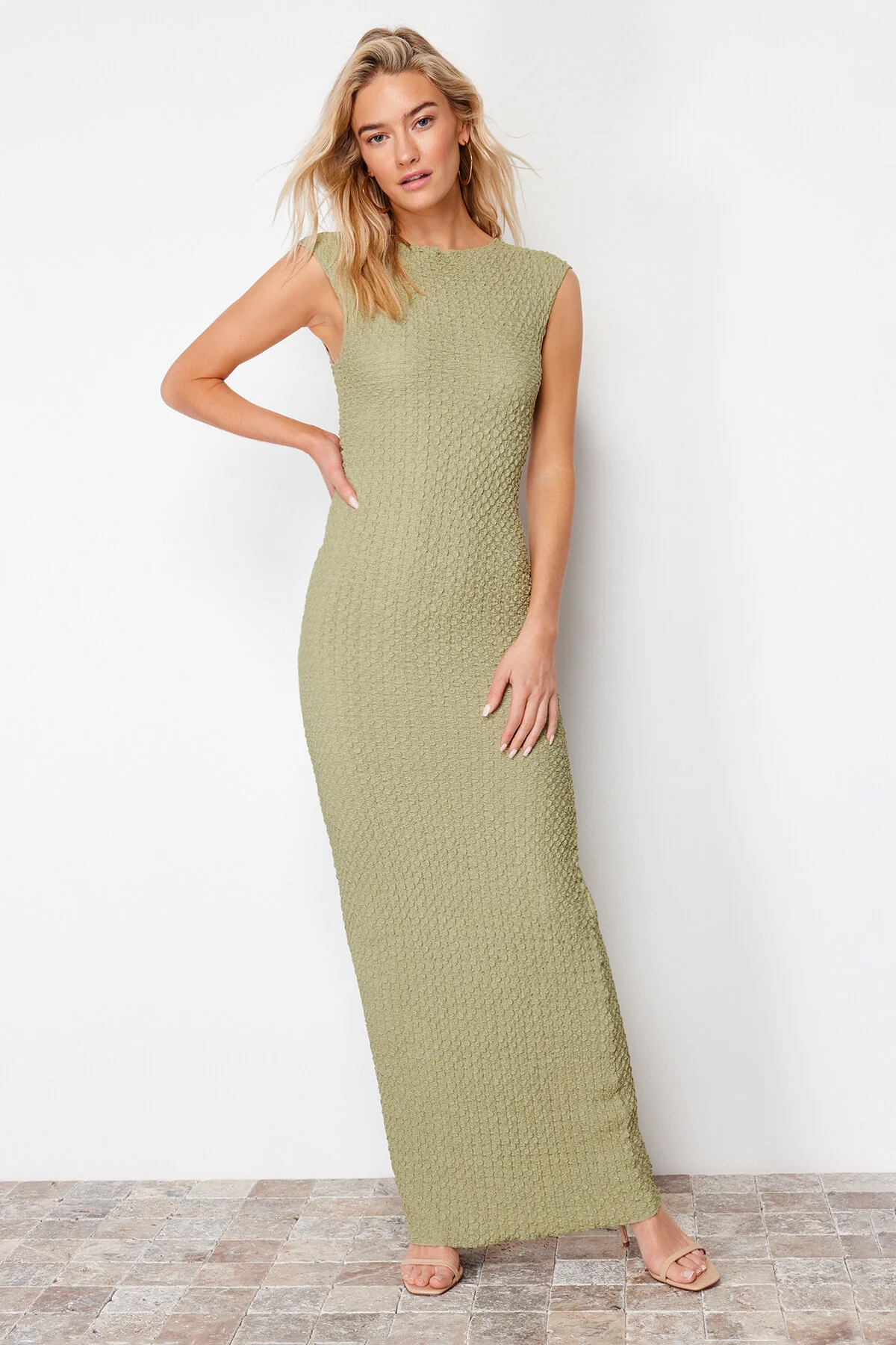 Trendyol Collection  Khakifarbenes, tailliertes/tailliertes Midi-Bleistiftkleid aus dehnbarem Strick mit Mondärmeln aus strukturiertem Stoff TWOSS24EL00103