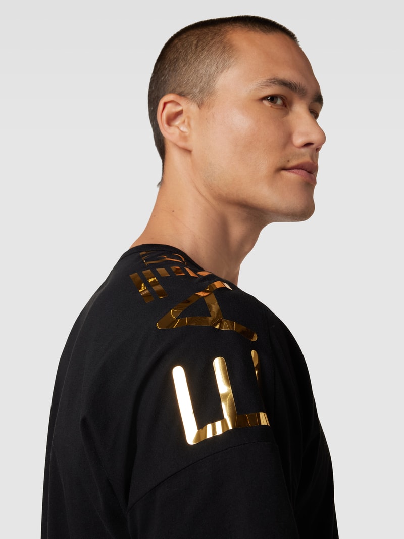T-Shirt mit Label-Print in schwarz