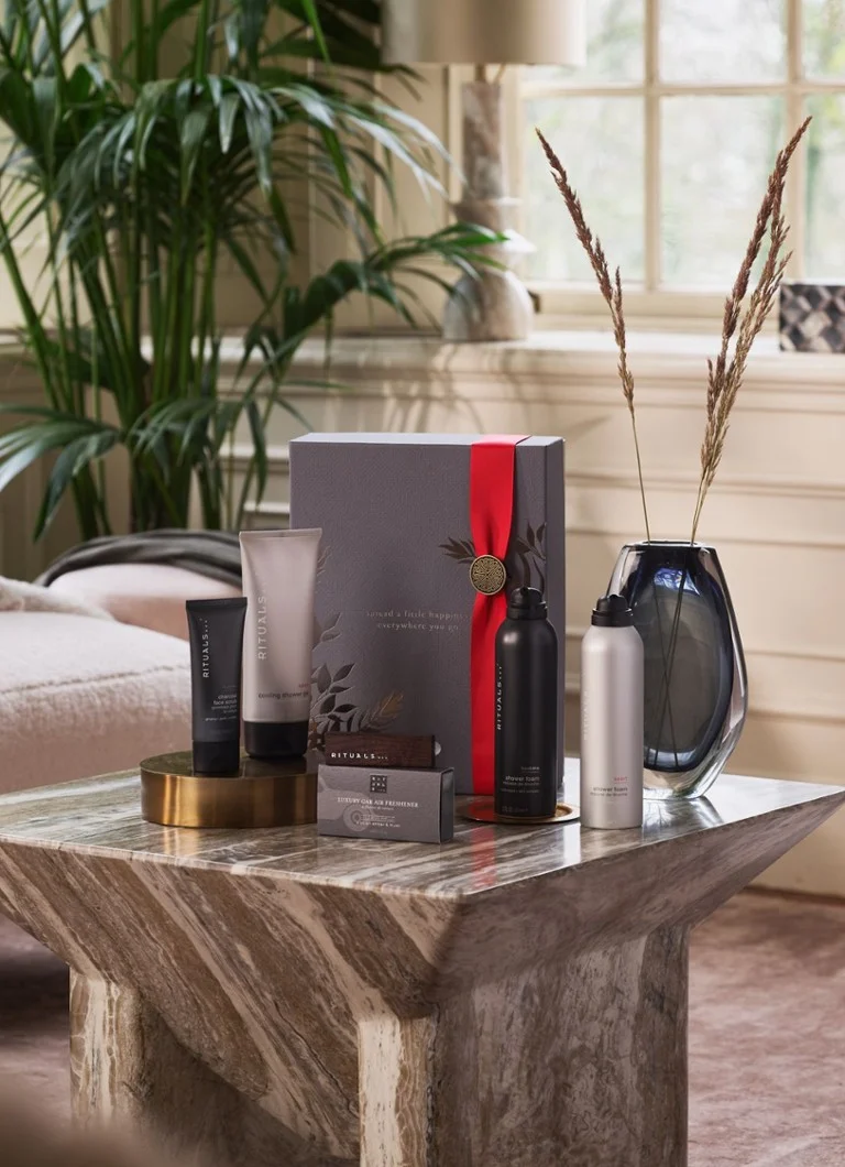 „Rituals Rituals Homme“ didelis dovanų rinkinys 2024 m. – riboto leidimo priežiūros rinkinys
