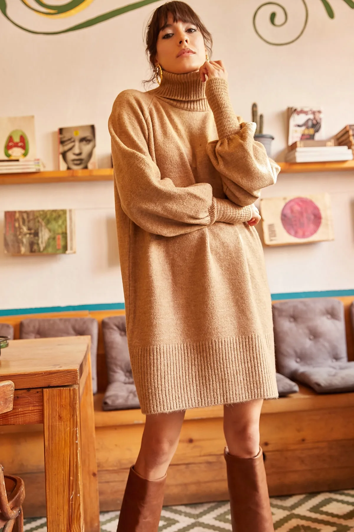 Olalook  Loses Strickkleid mit Rollkragen und Ballonärmeln für Damen in Milchkaffee ELB-19000867