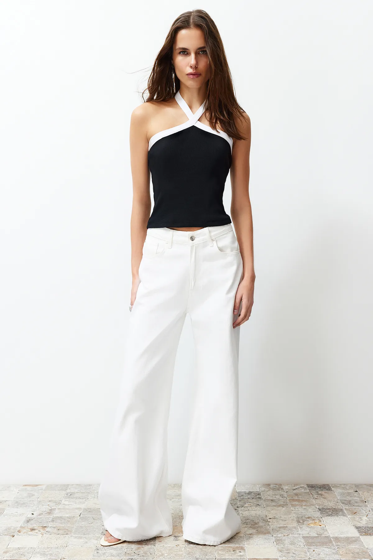 Trendyol Collection  Schwarze Neckholder-Bluse mit dehnbarem Rippenmuster und Blockfarbenmuster TWOSS24BZ00162