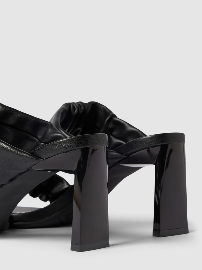 Sandaletten mit Label-Detail in schwarz