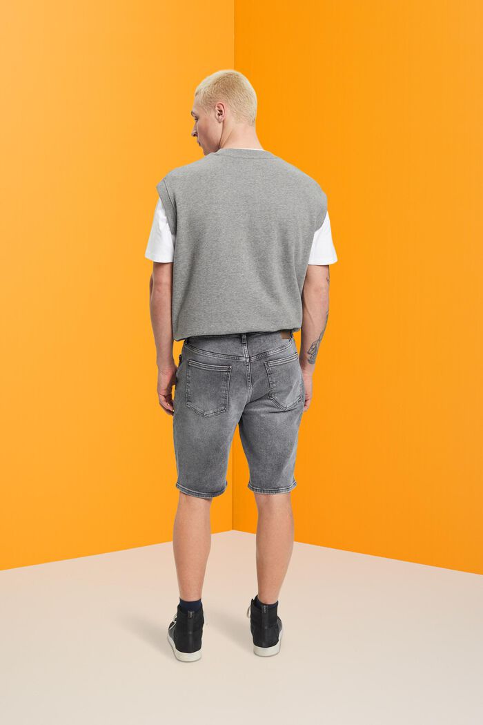 Lockere Jeansshorts in schmaler Passform