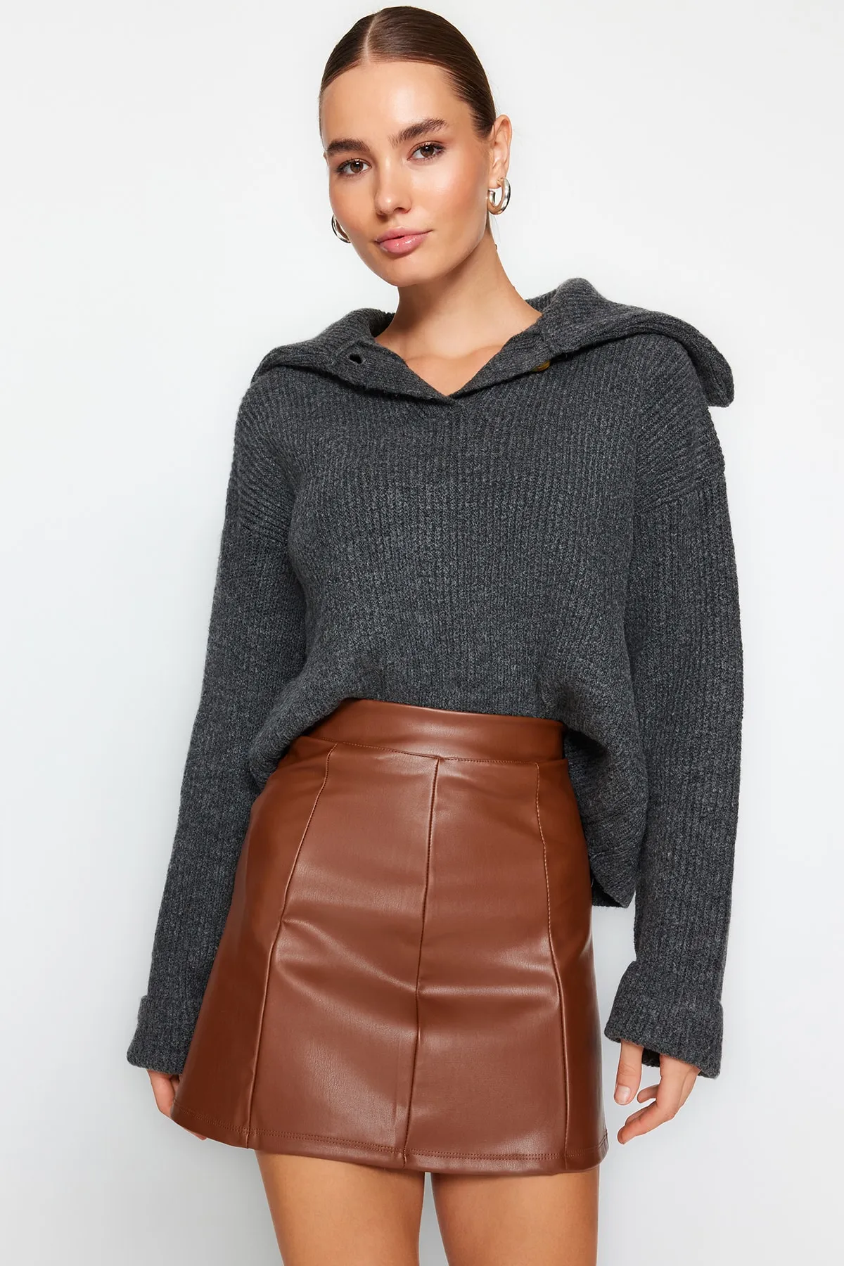 Trendyol Collection  Brauner Mini-Strickrock aus Kunstleder mit hoher Taille TWOAW24ET00154