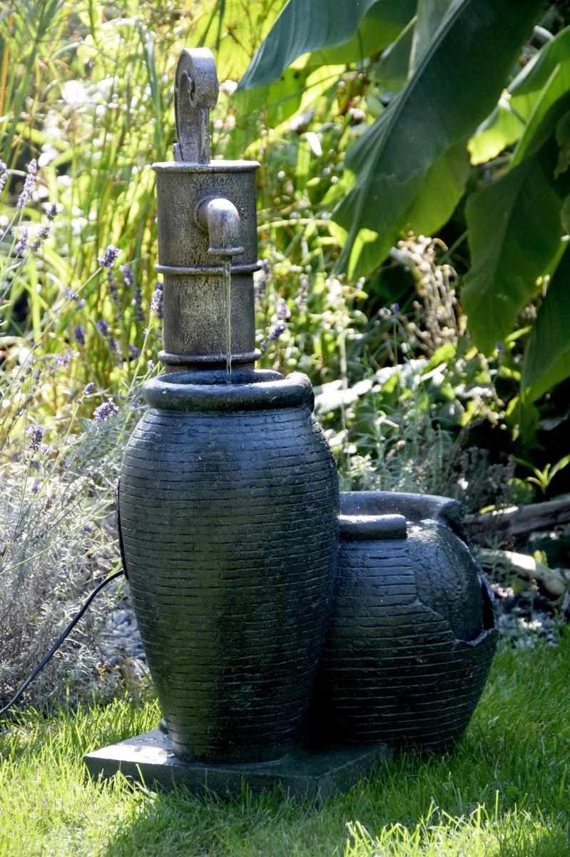 dobar Großer Design-Gartenbrunnen mit Zier-Handpumpe