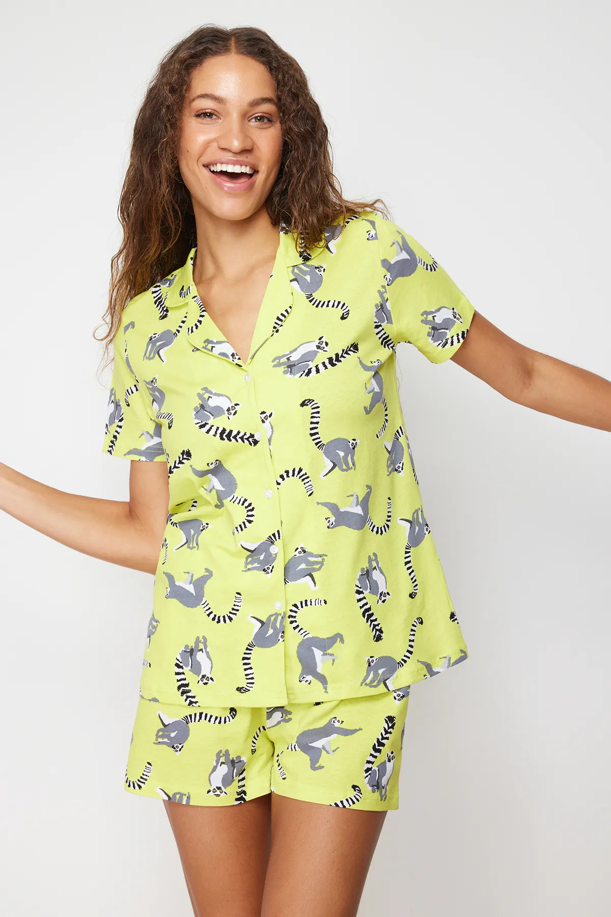 Trendyol Collection  Grünes Strickpyjama-Set aus 100 % Baumwolle mit Tiermuster THMSS24PT00109