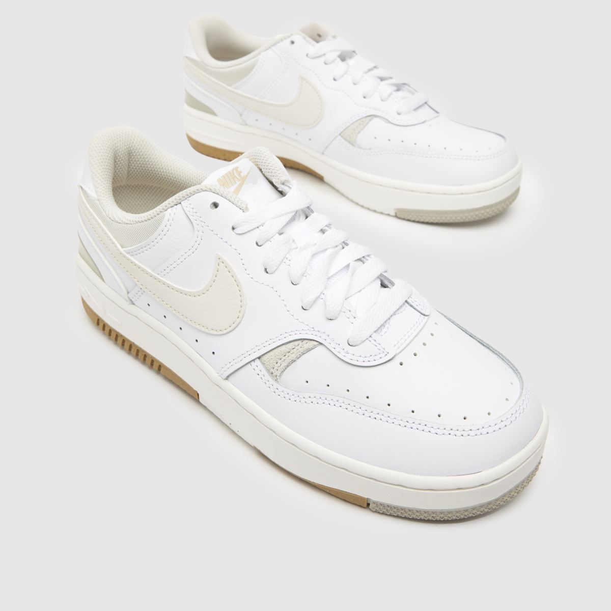 Nike Gamma Force – Vita och beige träningsskor