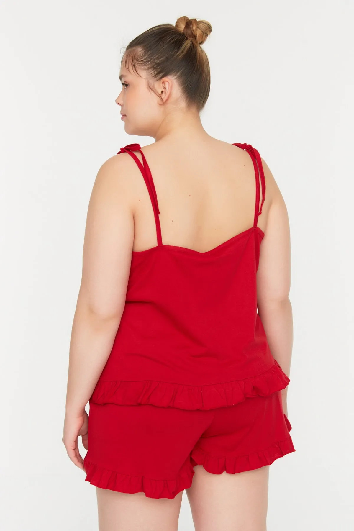 Trendyol Curve  Rotes Pyjama-Set mit gestrickten Rüschen und detailliertem Riemen TBSSS22PT0564