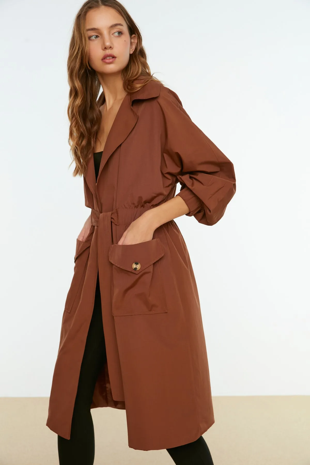 Trendyol Collection  Brauner, langer, übergroßer Trenchcoat mit Kordelzug in der Taille und Gürteldetail TWOSS20TR0010