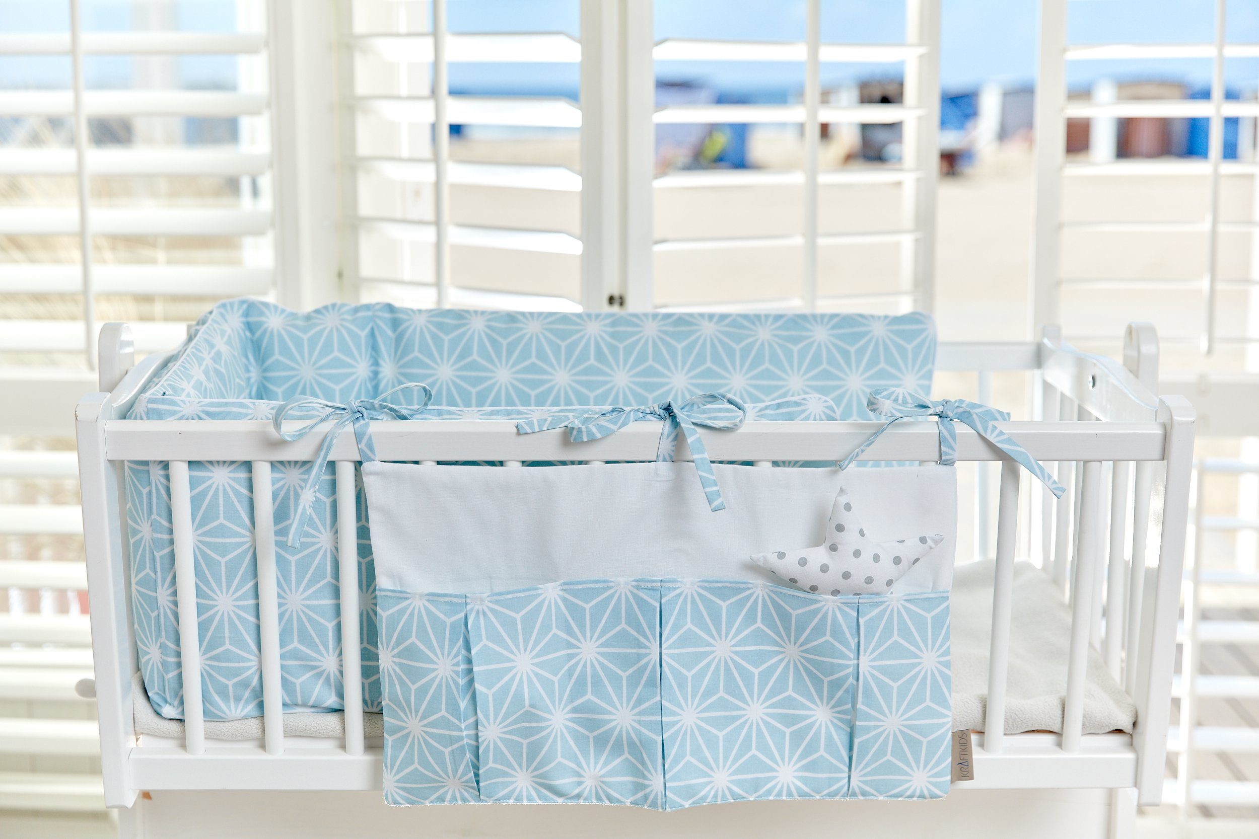 KraftKids Betttasche weiße Diamante auf Pastel Blau, mit drei Fächern, innen mit Polyestervlies versteift