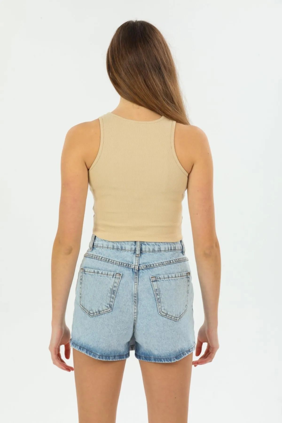 Domoda  Beigefarbenes Crop-Top mit Neckholder und gestrickter, gerippter Sportlerbluse