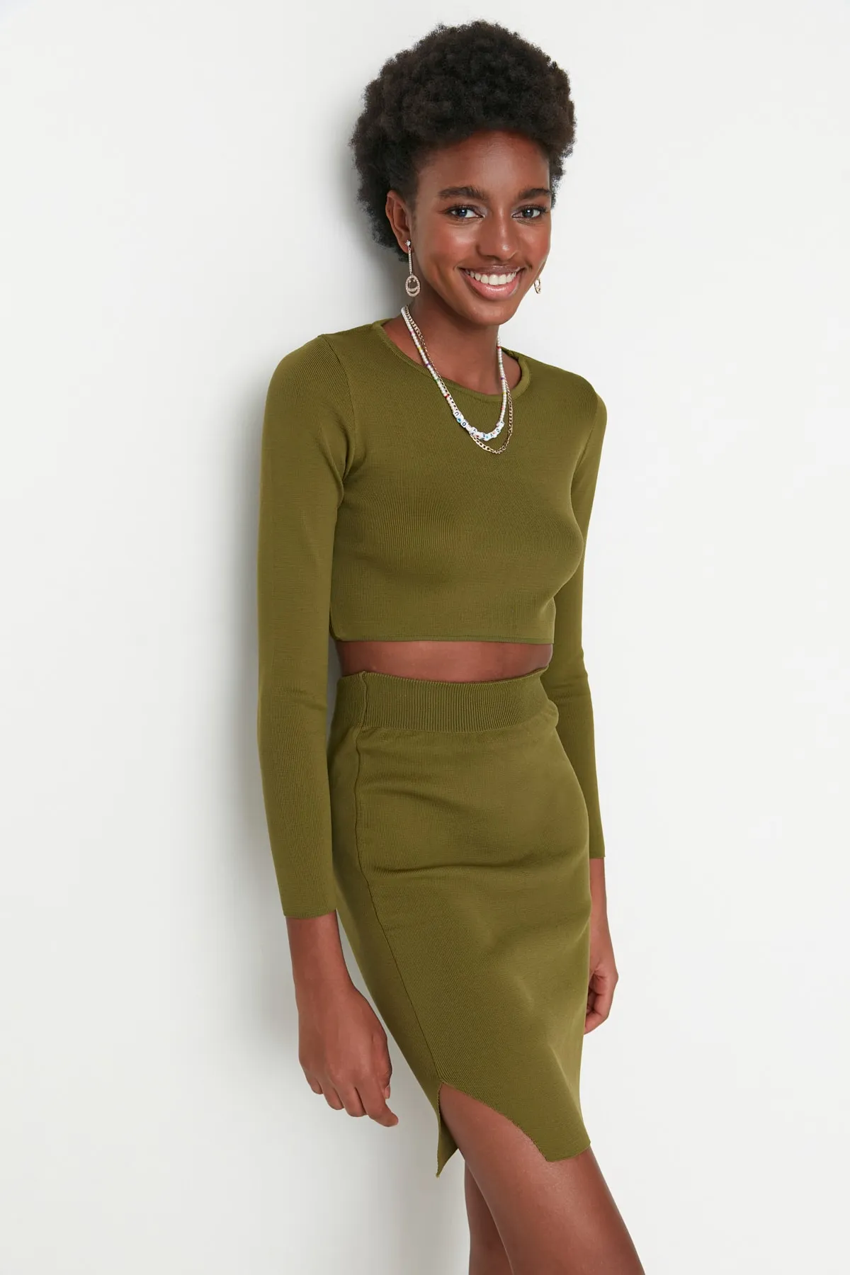Trendyol Collection  Khakifarbenes Strickoberteil- und -unterteil-Set mit superkurzem Rock TWOAW23AU00009