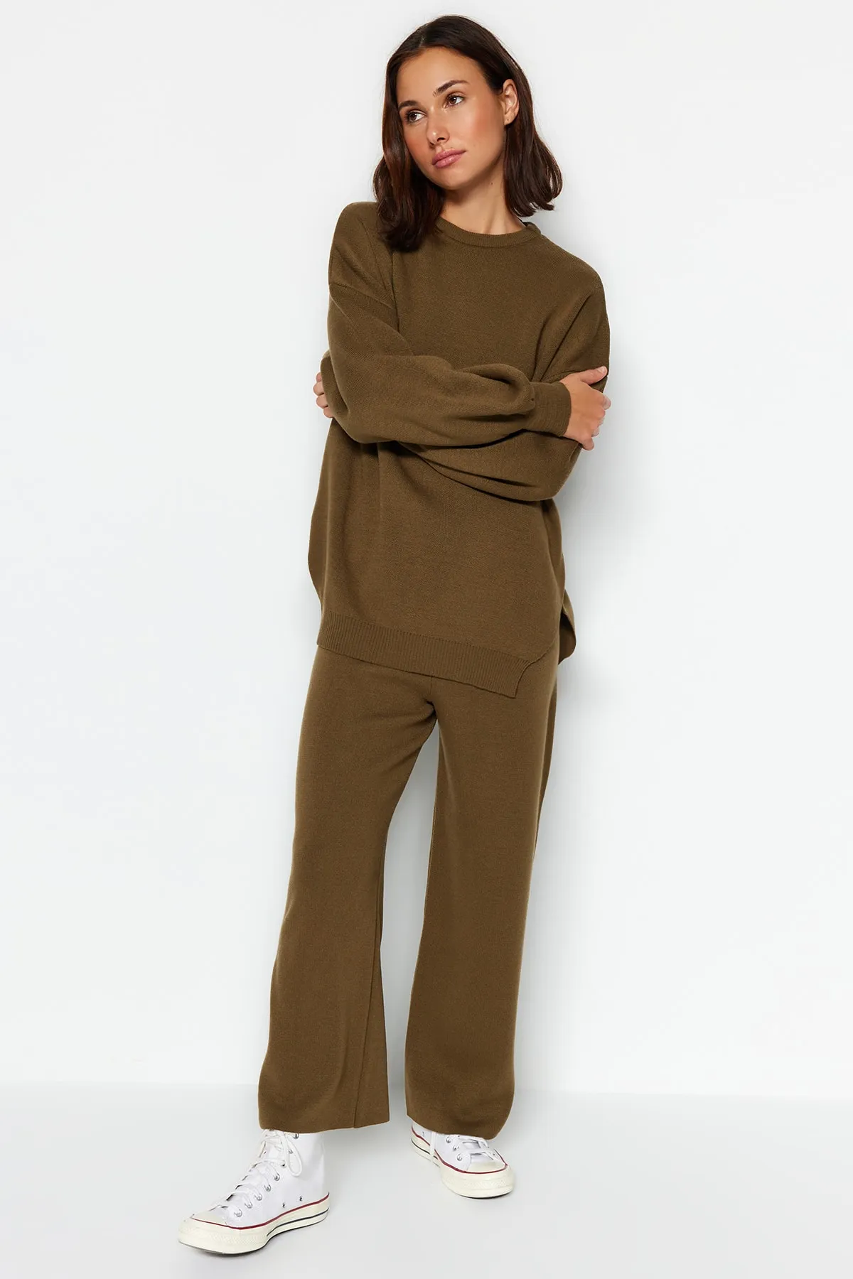 Trendyol Collection  Khakifarbenes Strickoberteil und -unterteil mit Ballonärmeln und weiter Passform TWOAW24AU00067