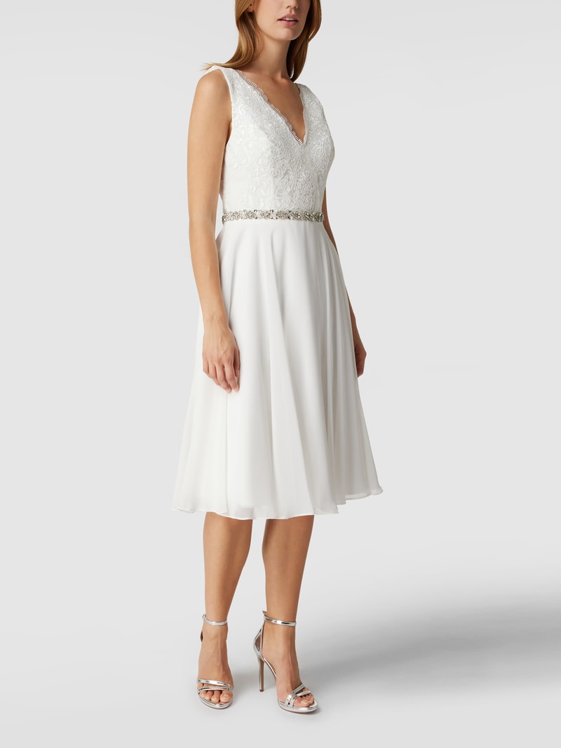 Brautkleid mit floraler Spitze und Ziersteinen in ecru