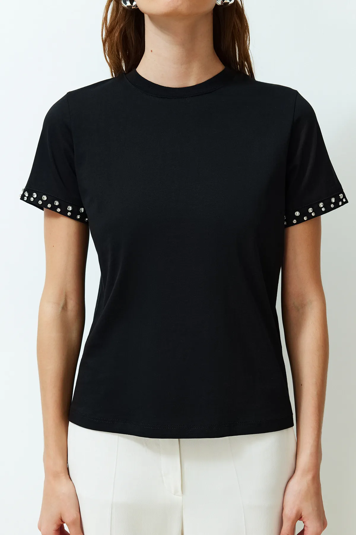 Trendyol Collection  Black Stone Accessoire Detailliertes Strick-T-Shirt mit regulärem Muster TWOSS24TS00070