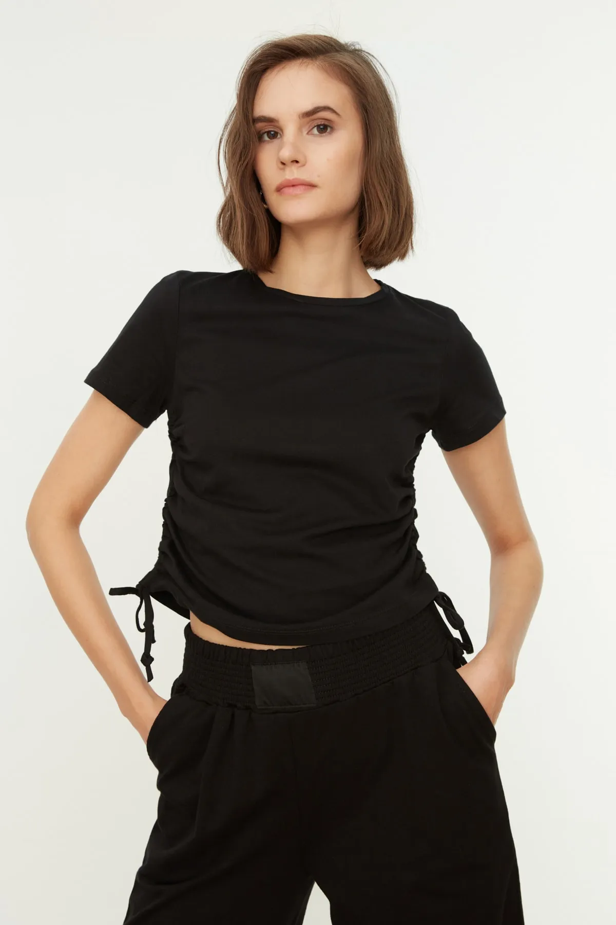 Trendyol Collection  Schwarzes Basic-Strick-T-Shirt mit Rundhalsausschnitt aus 100 % Baumwolle mit Rüschen und Details TWOSS21TS0131