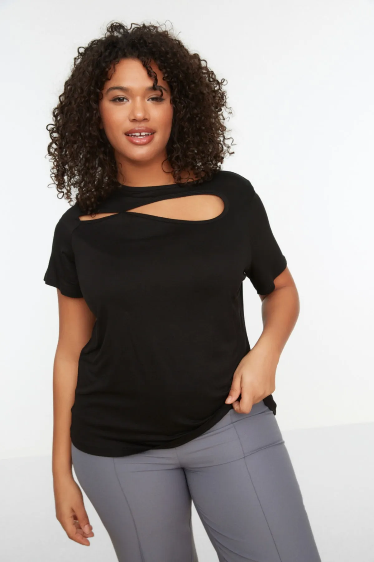 Trendyol Curve  Schwarze, detaillierte Strickbluse mit Ausschnitten TBSSS22AF0012