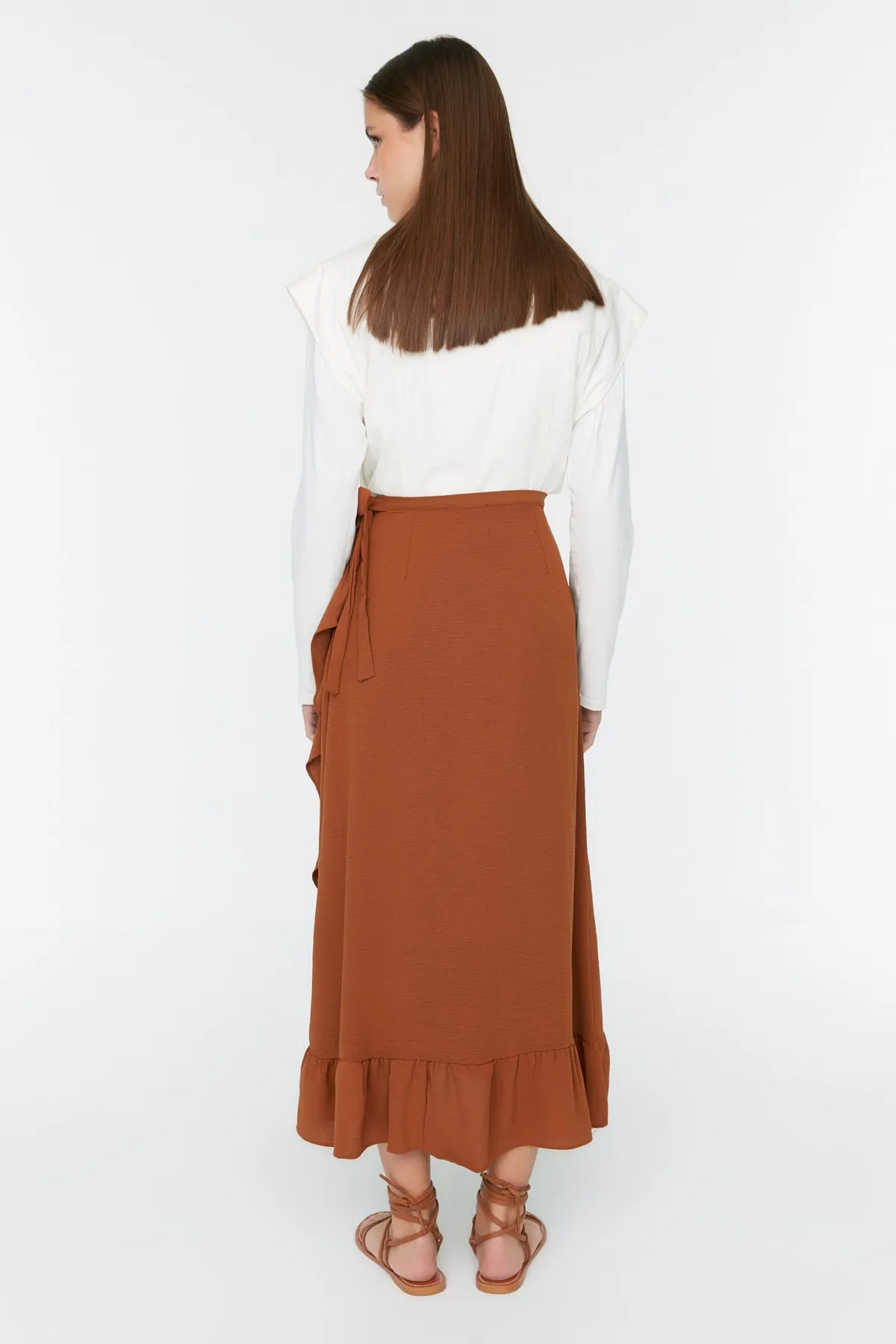Trendyol Modest  Brauner Wickelrock mit Volant aus Webstoff TCTSS21ET0579