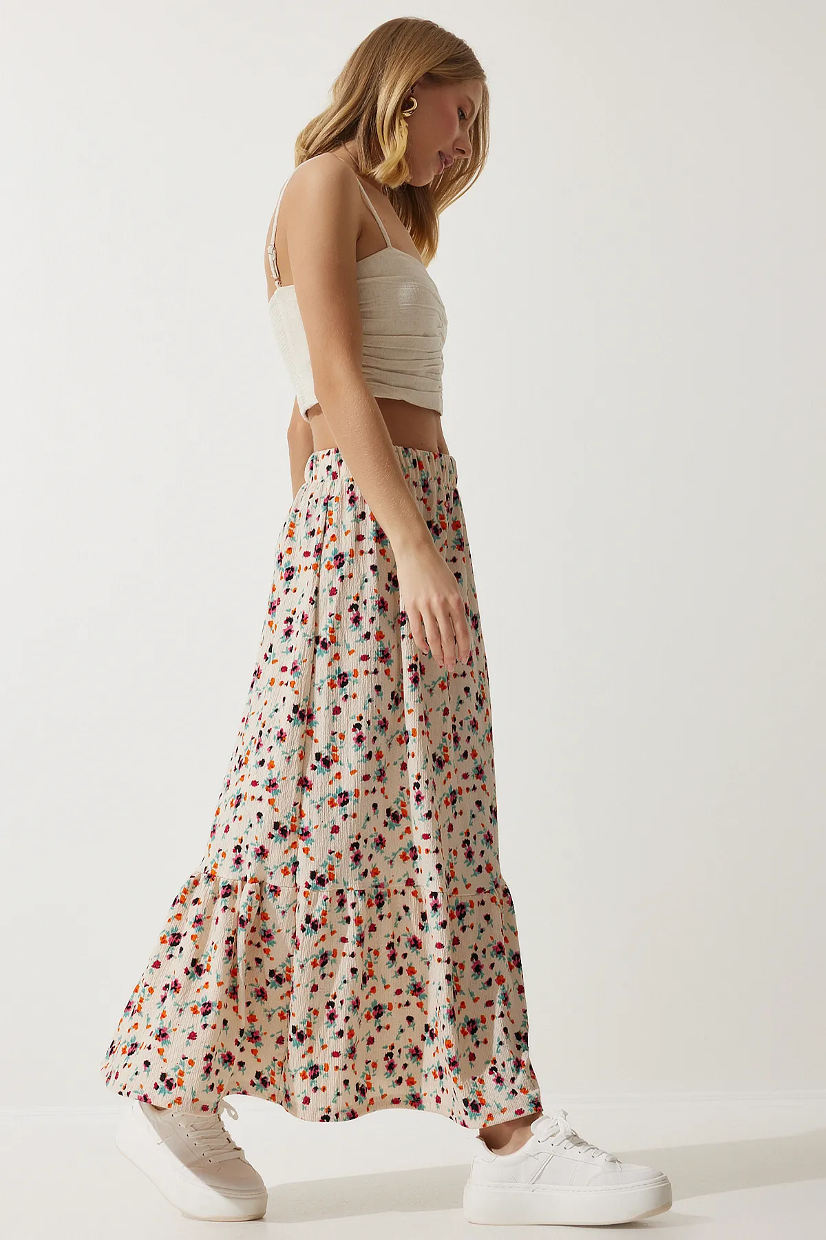 Happiness İstanbul  Cremefarbener Viskoserock mit Volant und Blumenmuster für Damen DD01312
