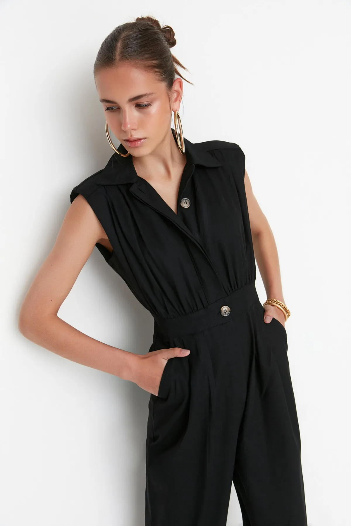 Trendyol Collection  Design Schwarzer, wattierter Maxi-Jumpsuit aus Webstoff TWOSS21TU0233