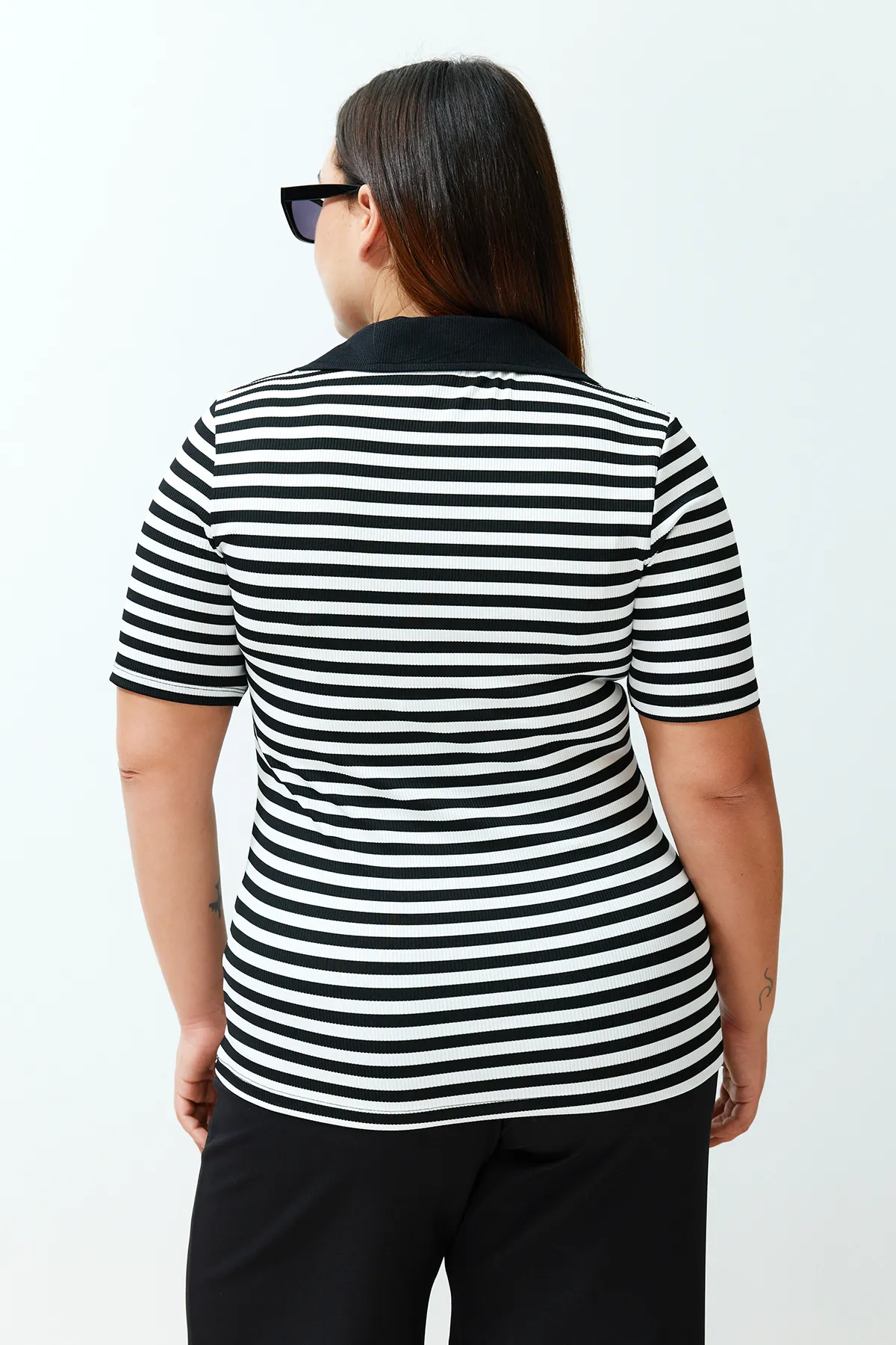 Trendyol Curve  Schwarz-weiß gestreifte, taillierte Strickbluse TBSSS24AF00022