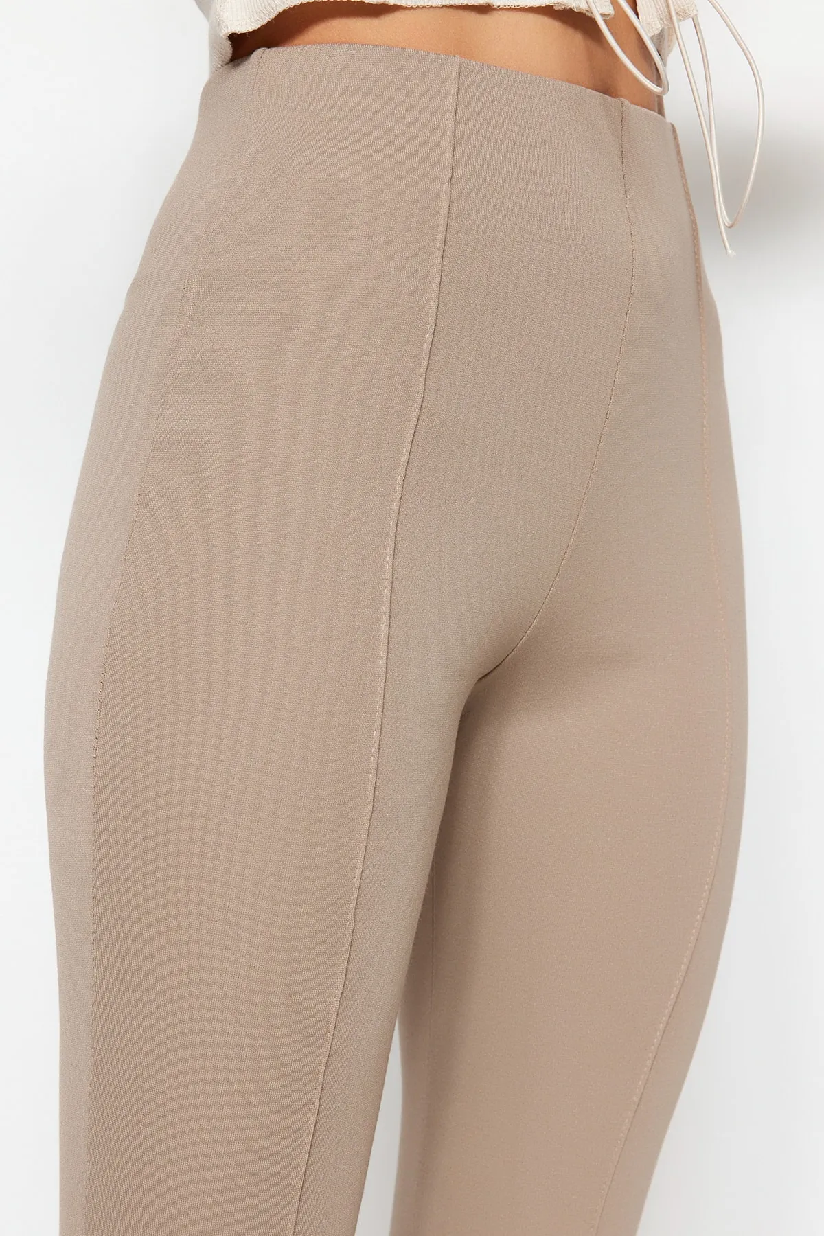 Trendyol Collection  Nerzfarbene, gerippte, ausgestellte Hose mit elastischem Bund/Strickhose mit spanischem Bein und hoher Taille TWOSS20PL0342