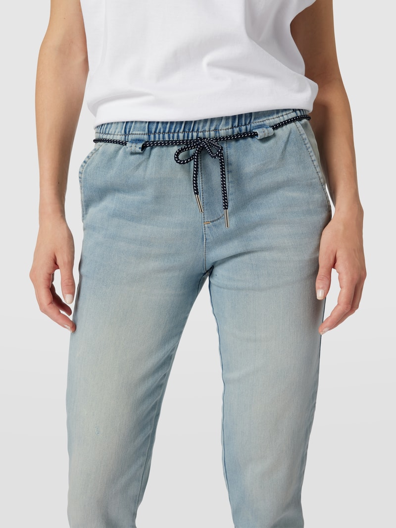 Jeans mit Gürtel in jeans